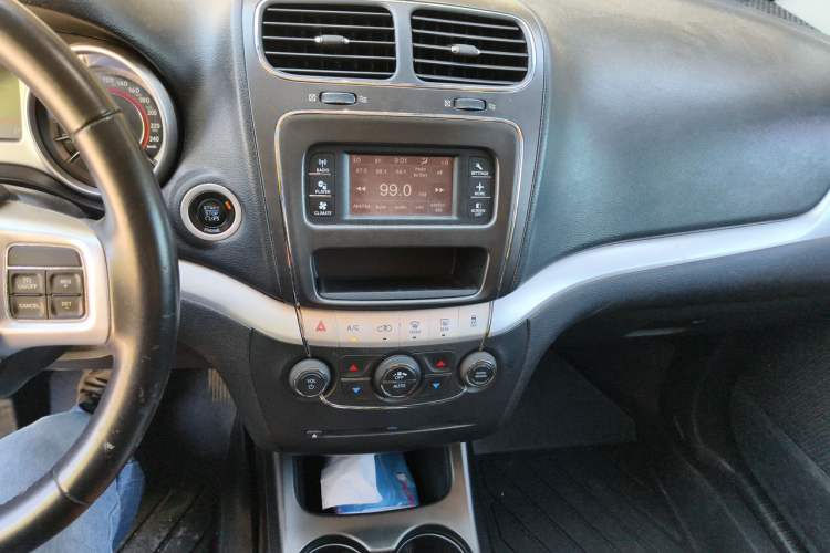 Used Fiat Freemont 2012 2.4L Luxury Edition Audio And AC Panel