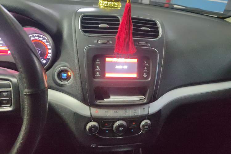 Used Fiat Freemont 2012 2.4L Comfort Edition Audio And AC Panel