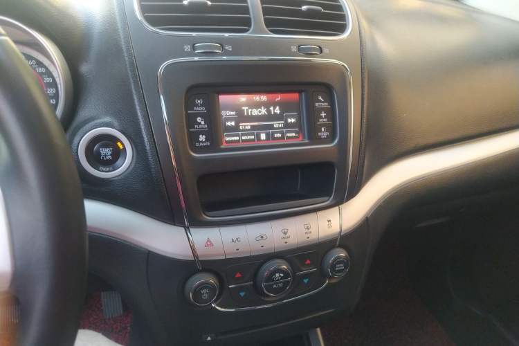 Used Fiat Freemont 2012 2.4L Luxury Edition Audio And AC Panel