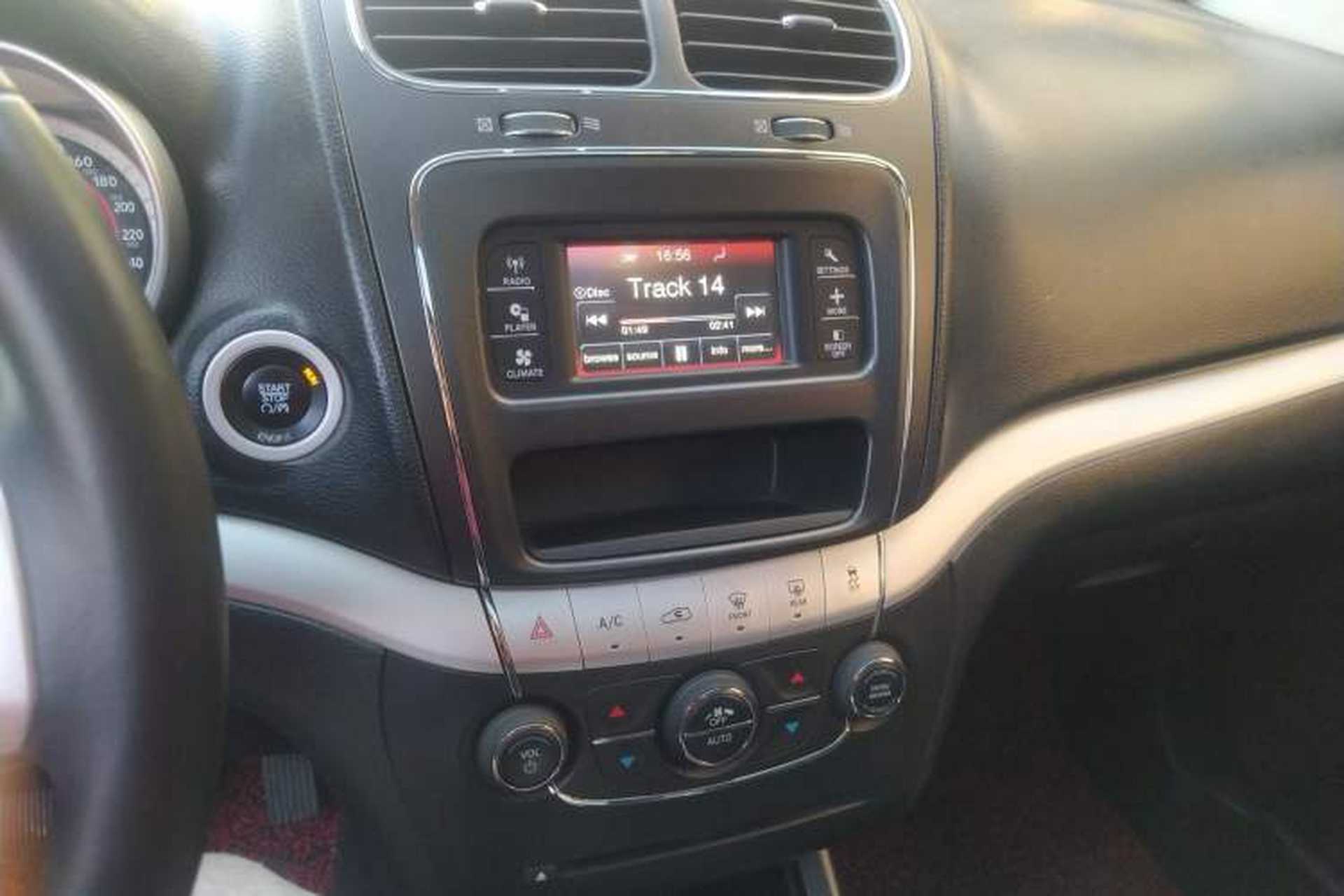 Used Fiat Freemont 2012 2.4L Luxury Edition Audio And AC Panel