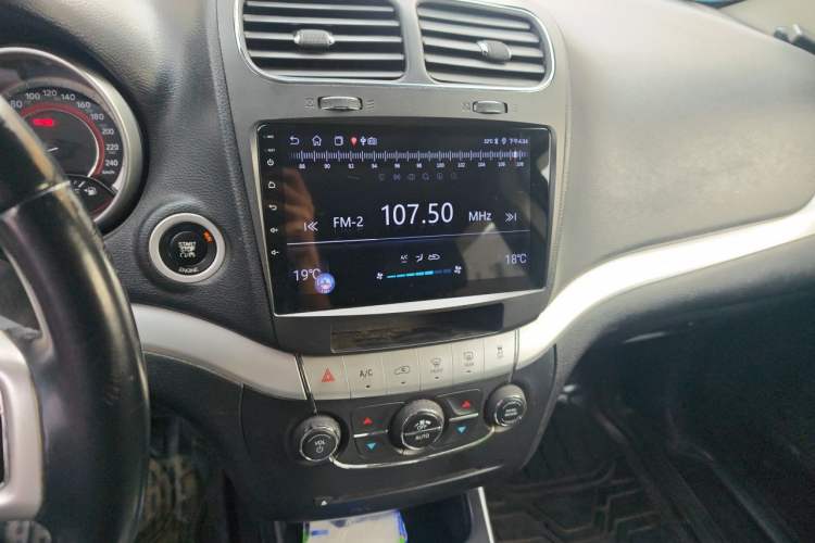 Used Fiat Freemont 2012 2.4L Luxury Edition Audio And AC Panel