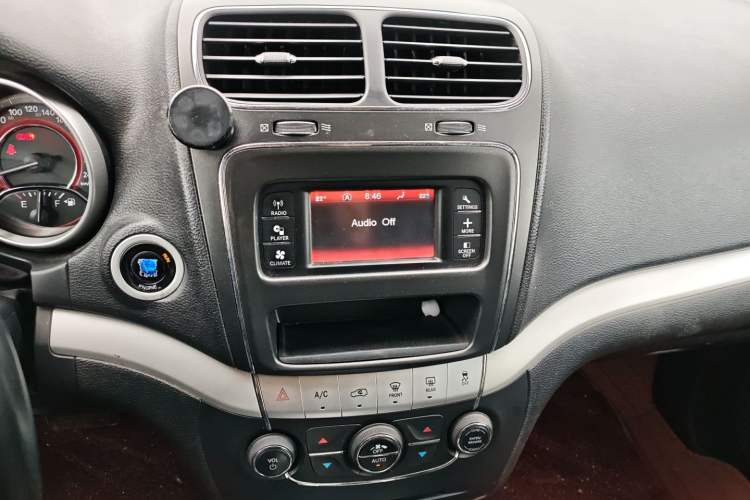 Used Fiat Freemont 2012 2.4L Luxury Edition Audio And AC Panel