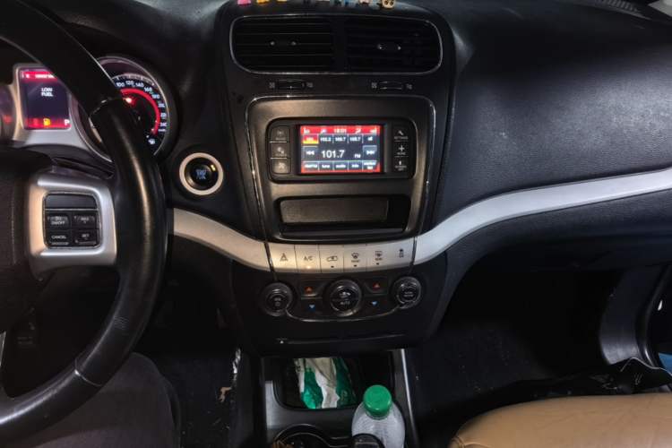 Used Fiat Freemont 2012 2.4L Luxury Edition Audio And AC Panel