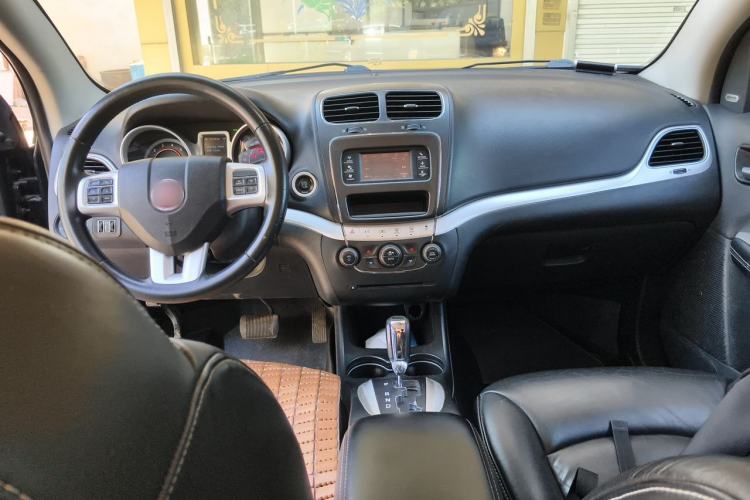 Used Fiat Freemont 2012 2.4L Luxury Edition Center Console