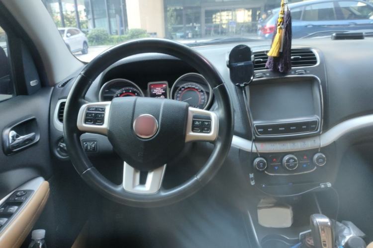 Used Fiat Freemont 2012 2.4L Luxury Edition Center Console