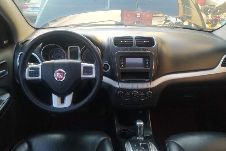 Used Fiat Freemont 2012 2.4L Luxury Edition Center Console