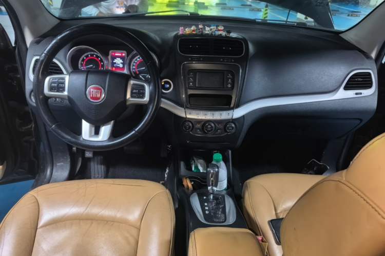 Used Fiat Freemont 2012 2.4L Luxury Edition Center Console