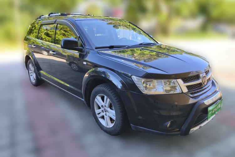 Used Fiat Freemont 2012 2.4L Luxury Edition Front Right 45 Deg