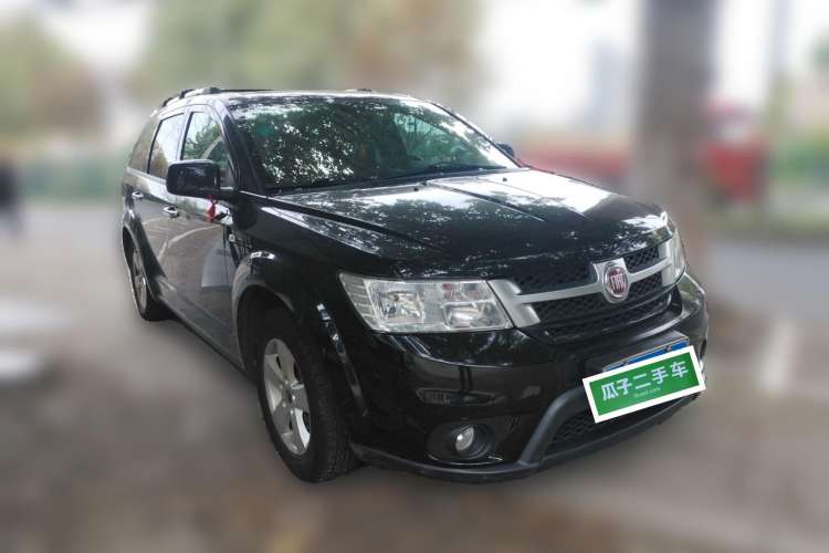 Used Fiat Freemont 2012 2.4L Luxury Edition Front Right 45 Deg