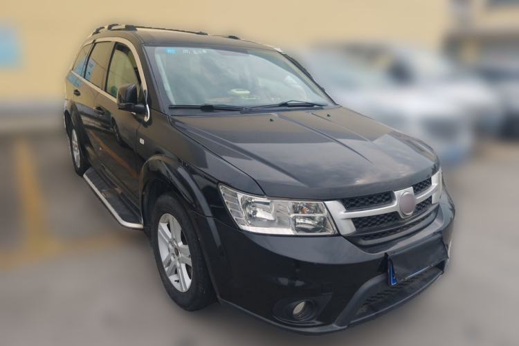 Used Fiat Freemont 2012 2.4L Luxury Edition Front Right 45 Deg