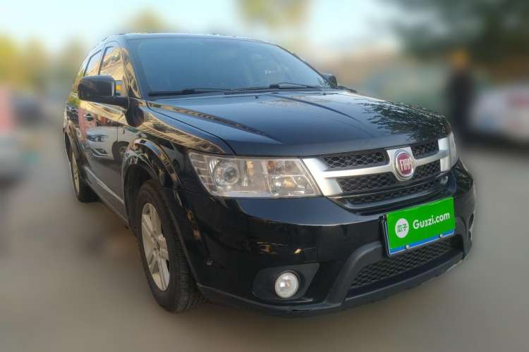 Used Fiat Freemont 2012 2.4L Luxury Edition Front Right 45 Deg