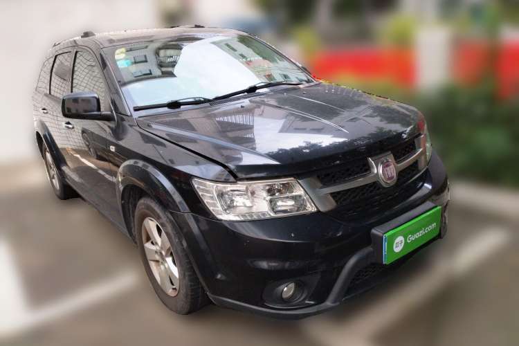 Used Fiat Freemont 2012 2.4L Luxury Edition Front Right 45 Deg