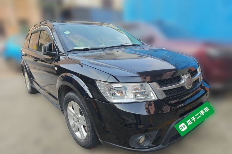 Used Fiat Freemont 2012 2.4L Luxury Edition Front Right 45 Deg