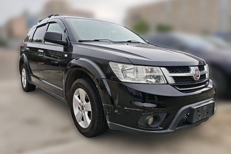 Used Fiat Freemont 2012 2.4L Luxury Edition Front Right 45 Deg