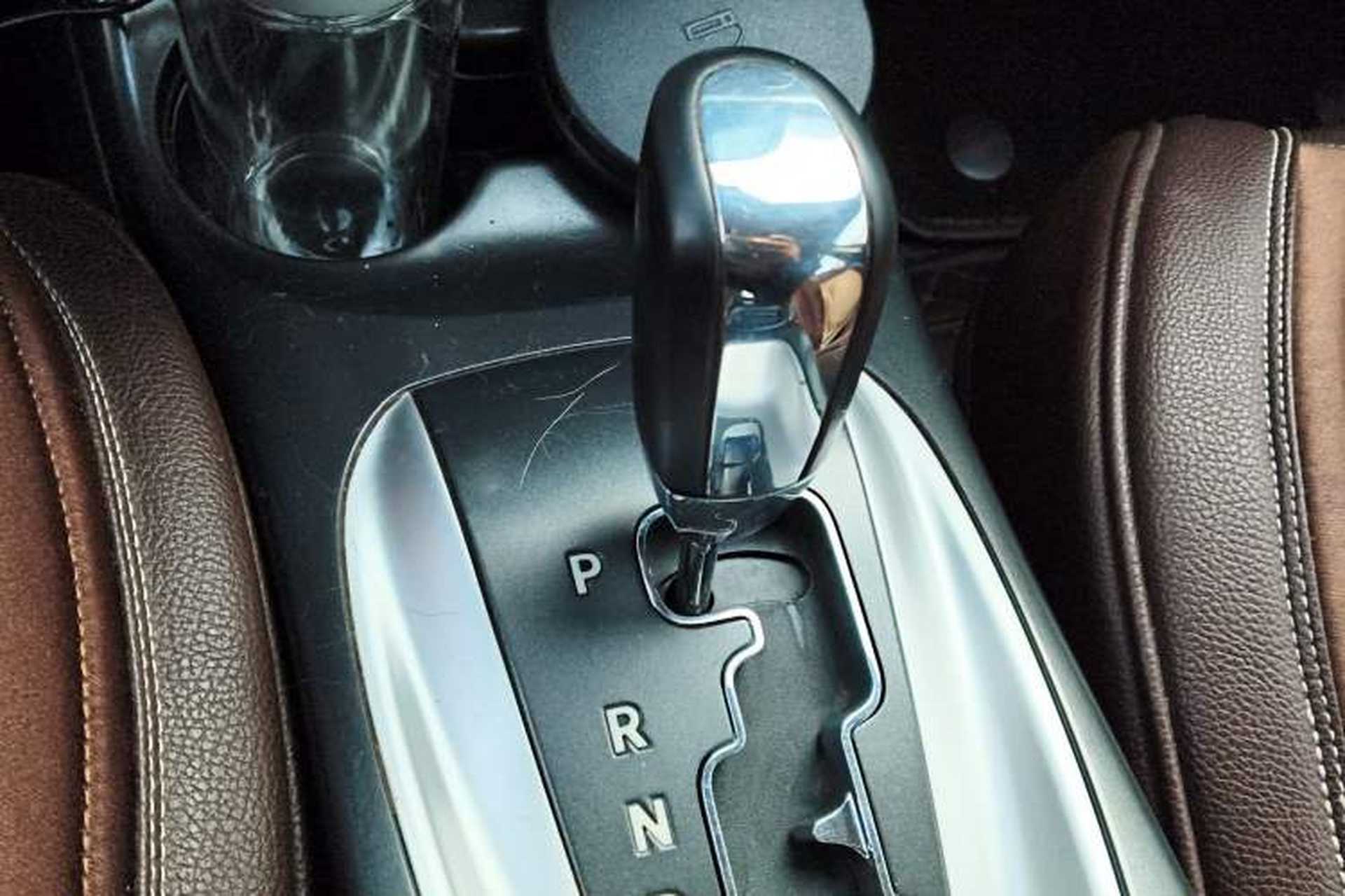 Used Fiat Freemont 2012 2.4L Comfort Edition Gear Lever