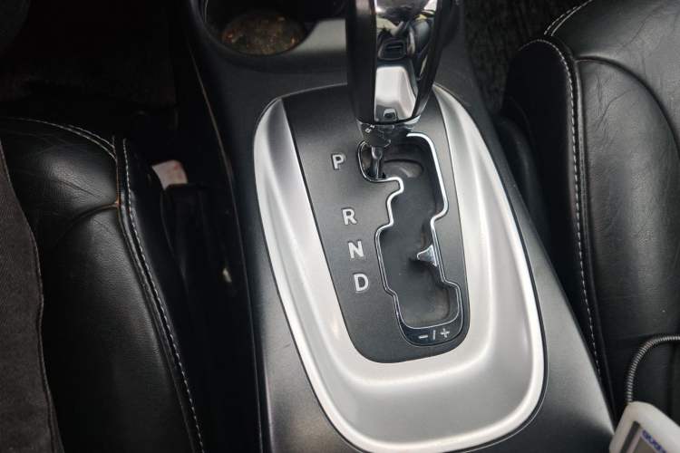 Used Fiat Freemont 2012 2.4L Luxury Edition Gear Lever