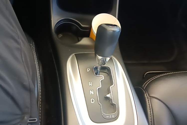 Used Fiat Freemont 2012 2.4L Luxury Edition Gear Lever