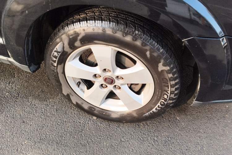 Used Fiat Freemont 2012 2.4L Comfort Edition Right Front Wheel Hub