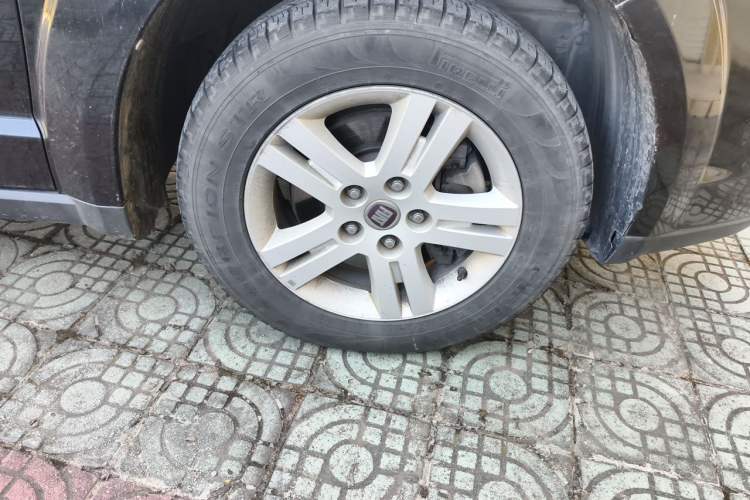 Used Fiat Freemont 2012 2.4L Luxury Edition Right Front Wheel Hub