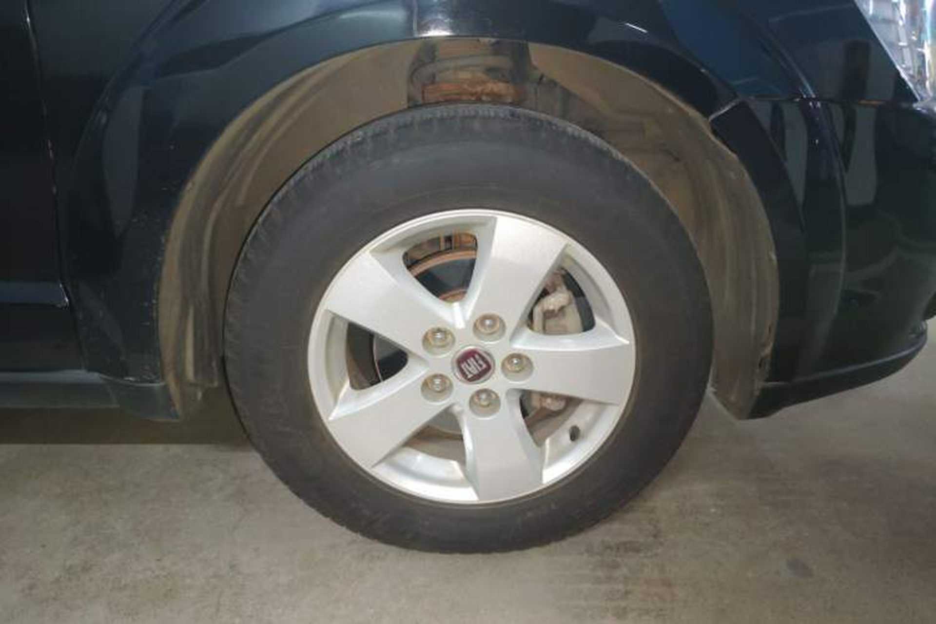 Used Fiat Freemont 2012 2.4L Comfort Edition Right Front Wheel Hub