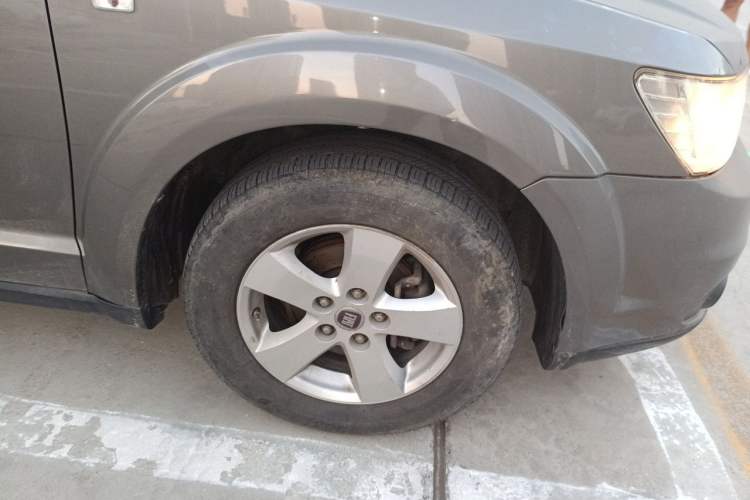 Used Fiat Freemont 2012 2.4L Comfort Edition Right Front Wheel Hub