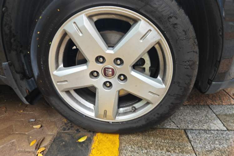 Used Fiat Freemont 2012 2.4L Luxury Edition Right Front Wheel Hub