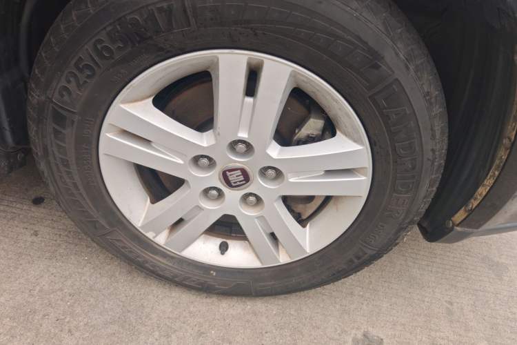 Used Fiat Freemont 2012 2.4L Luxury Edition Right Front Wheel Hub
