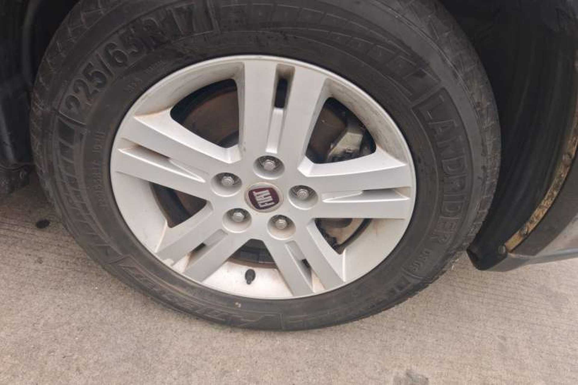 Used Fiat Freemont 2012 2.4L Luxury Edition Right Front Wheel Hub