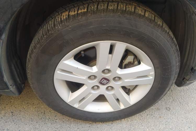 Used Fiat Freemont 2012 2.4L Luxury Edition Right Front Wheel Hub