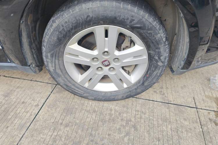 Used Fiat Freemont 2012 2.4L Luxury Edition Right Front Wheel Hub