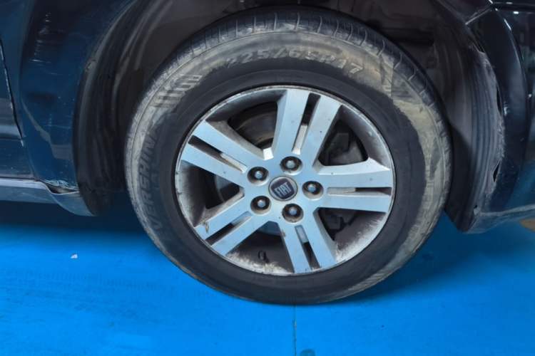 Used Fiat Freemont 2012 2.4L Luxury Edition Right Front Wheel Hub