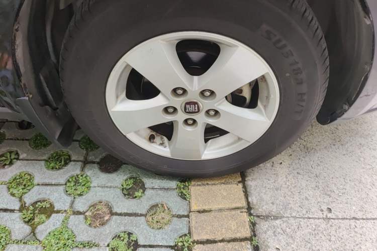 Used Fiat Freemont 2012 2.4L Comfort Edition Right Front Wheel Hub