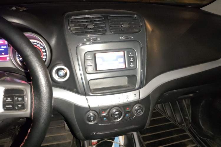 Used Fiat Freemont 2012 2.4L Luxury Edition Audio And AC Panel