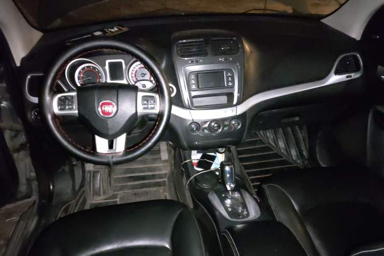 Used Fiat Freemont 2012 2.4L Luxury Edition Center Console