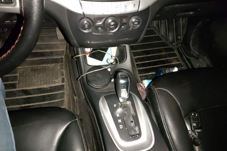 Used Fiat Freemont 2012 2.4L Luxury Edition Gear Lever