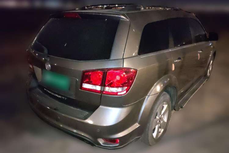 Used Fiat Freemont 2012 2.4L Luxury Edition Rear Right 45 Deg