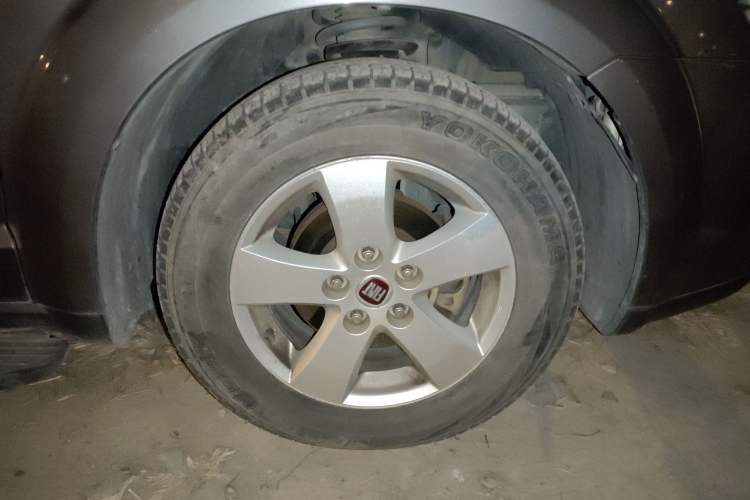 Used Fiat Freemont 2012 2.4L Luxury Edition Right Front Wheel Hub