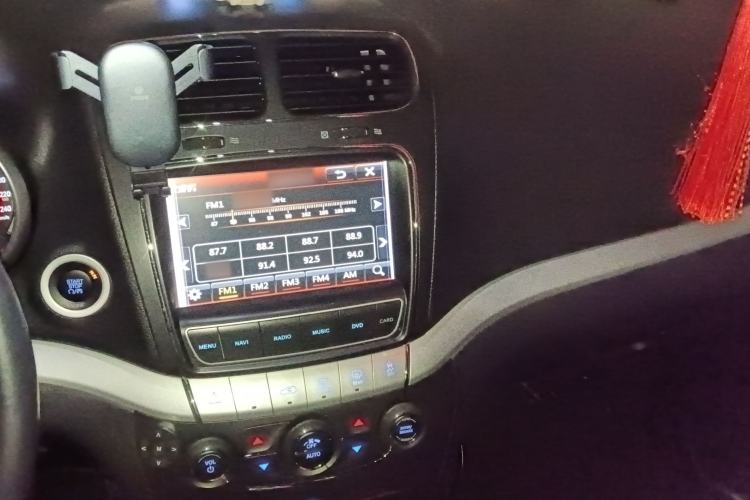 Used Fiat Freemont 2012 2.4L Luxury Edition Audio And AC Panel