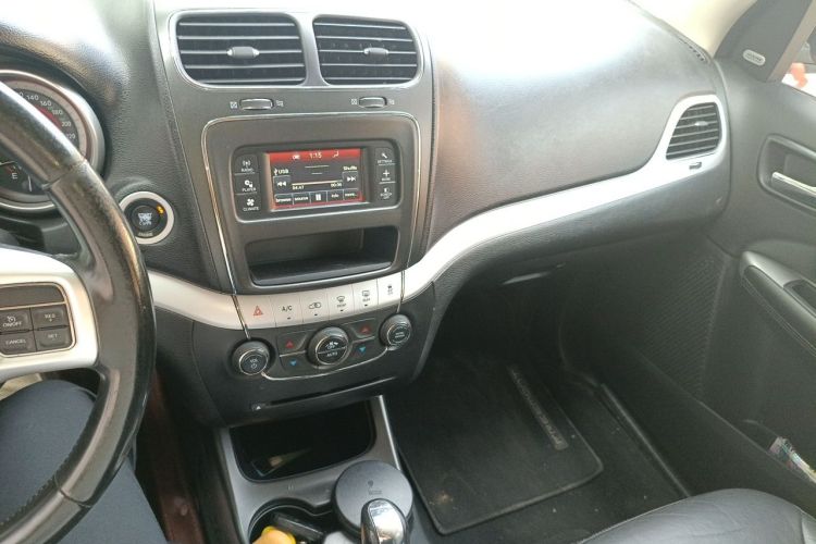 Used Fiat Freemont 2012 2.4L Luxury Edition Audio And AC Panel