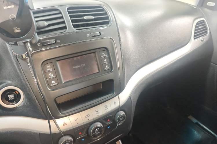 Used Fiat Freemont 2012 2.4L Luxury Edition Audio And AC Panel
