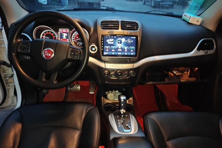 Used Fiat Freemont 2012 2.4L Comfort Edition Center Console