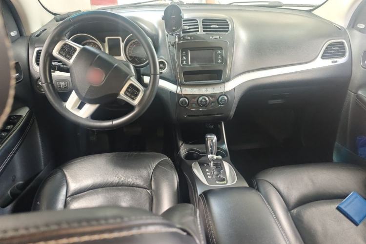 Used Fiat Freemont 2012 2.4L Luxury Edition Center Console