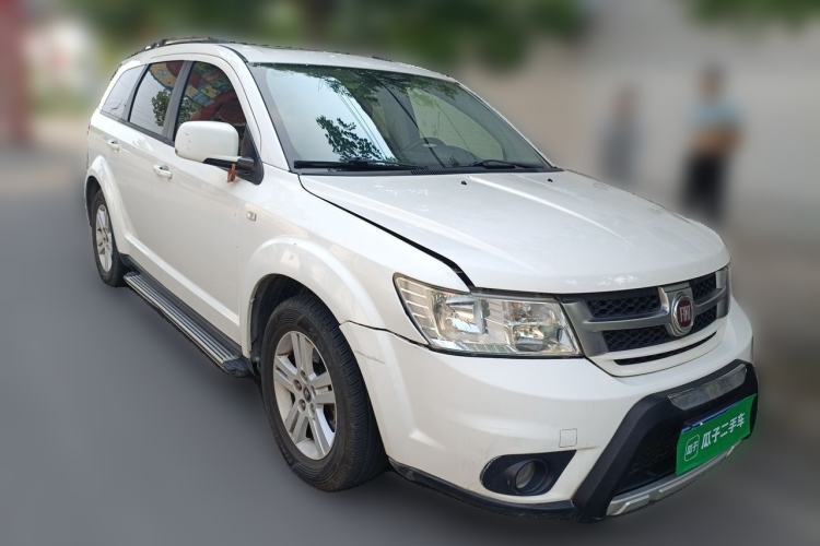 Used Fiat Freemont 2012 2.4L Luxury Edition Front Right 45 Deg