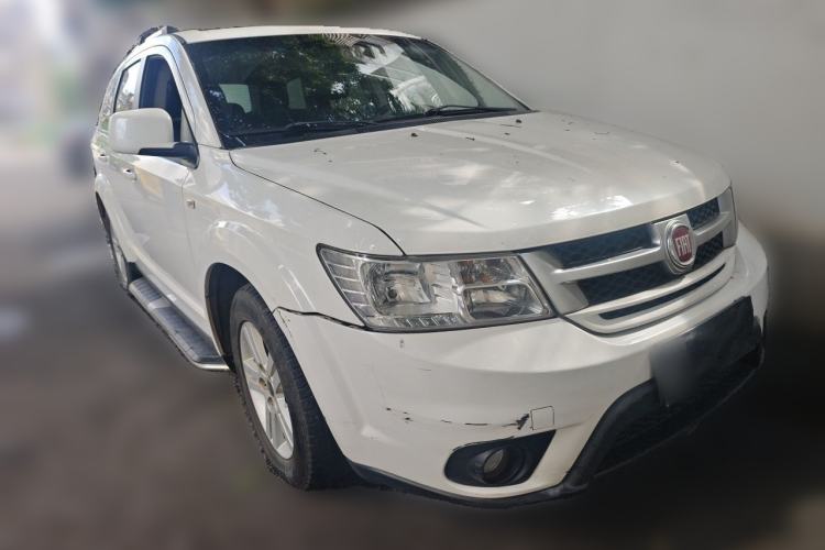 Used Fiat Freemont 2012 2.4L Luxury Edition Front Right 45 Deg