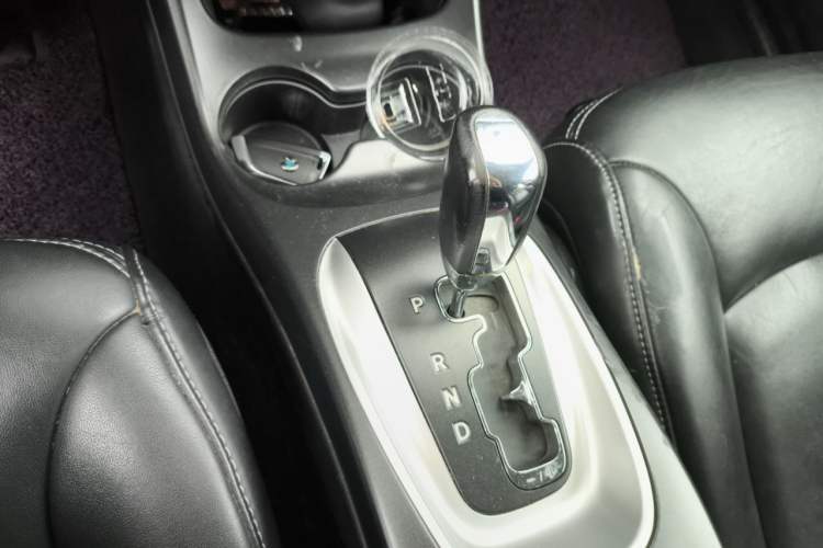 Used Fiat Freemont 2012 2.4L Luxury Edition Gear Lever