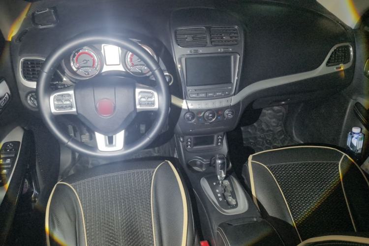 Used Fiat Freemont 2012 2.4L Luxury Edition Interior 2