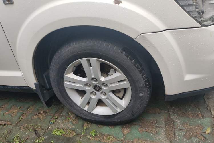 Used Fiat Freemont 2012 2.4L Luxury Edition Right Front Wheel Hub