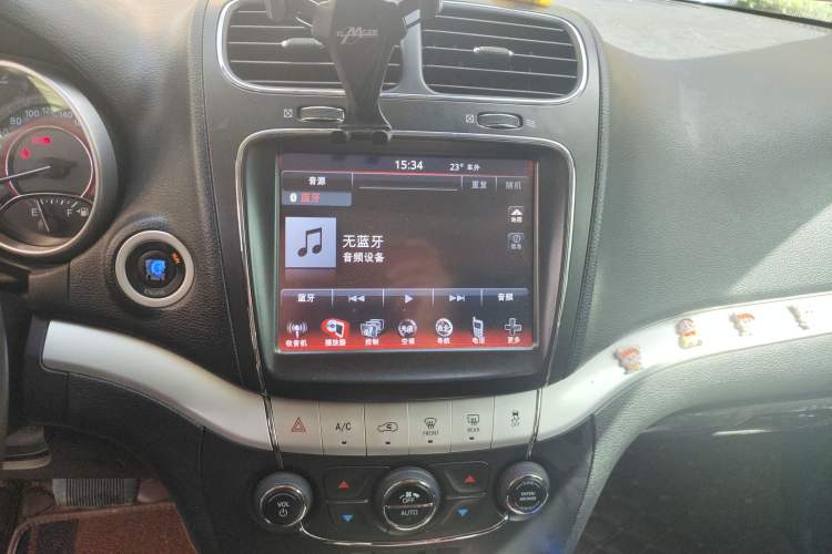 Used Fiat Freemont 2013 3.6L Intelligent All-Wheel-Drive Version Audio And AC Panel