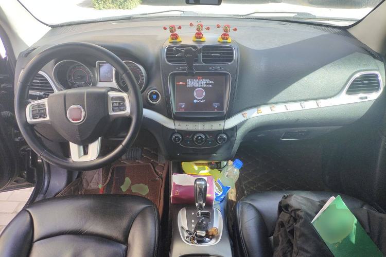 Used Fiat Freemont 2013 3.6L Intelligent All-Wheel-Drive Version Center Console
