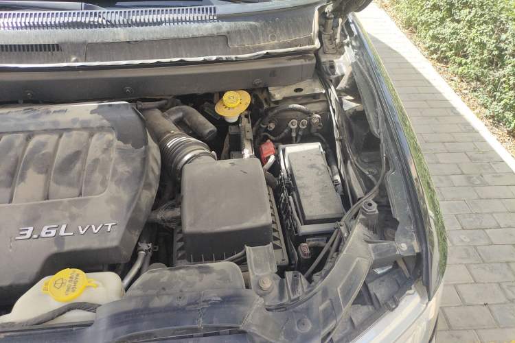 Used Fiat Freemont 2013 3.6L Intelligent All-Wheel-Drive Version Engine Bay Left
